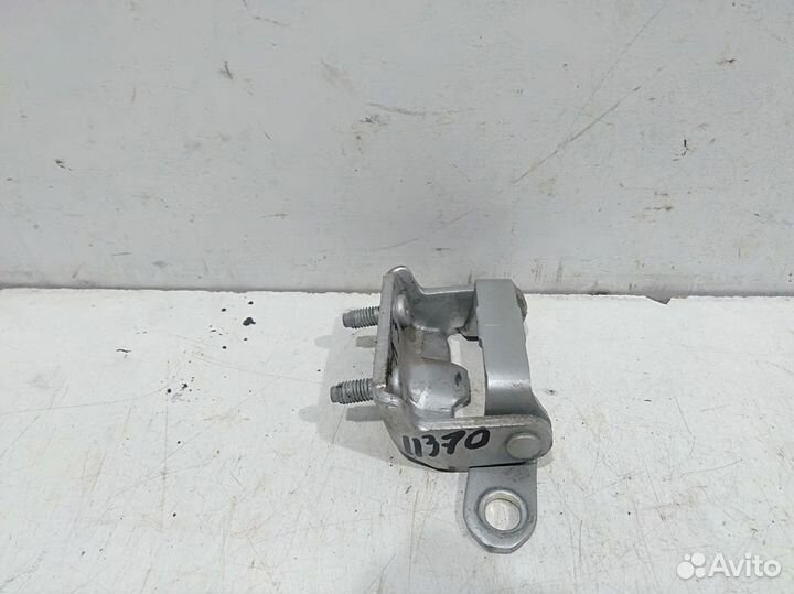 Петля двери задней левой верхняя Almera (G15) 2013