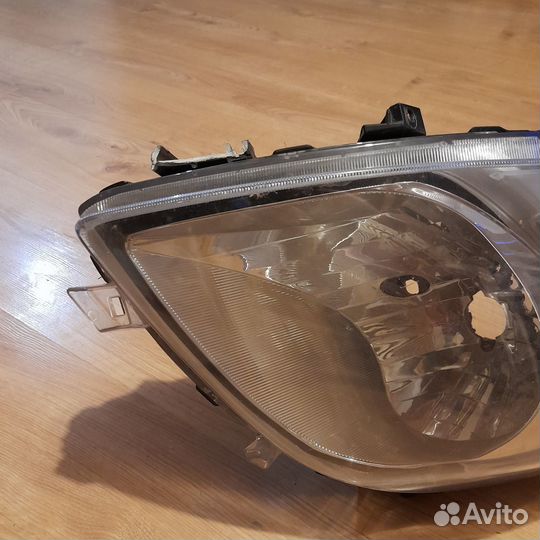 Фара передняя правая Toyota Yaris
