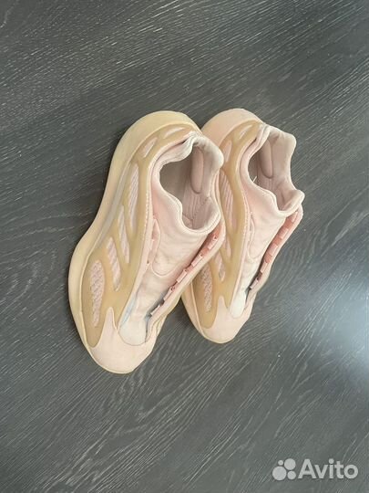 Кроссовки adidas Yeezy boost 700 v3