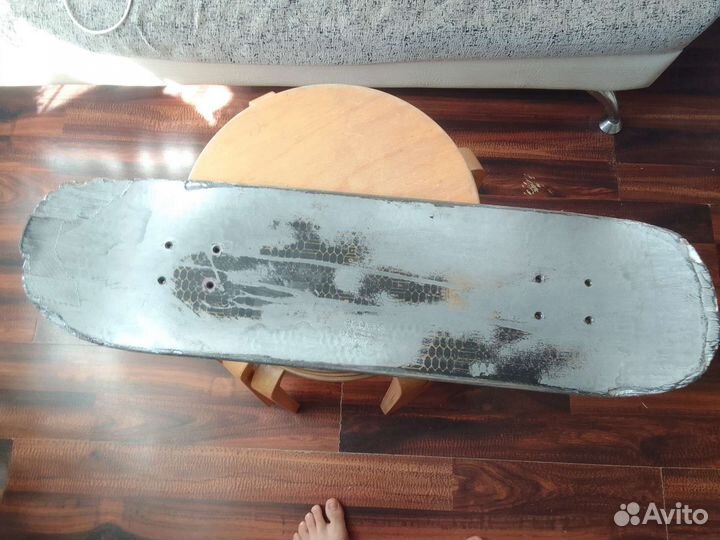 Дека от скейта нужно приклеить шкурку
