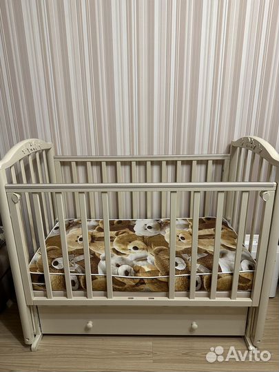 Детская кроватка с маятником и ящиком