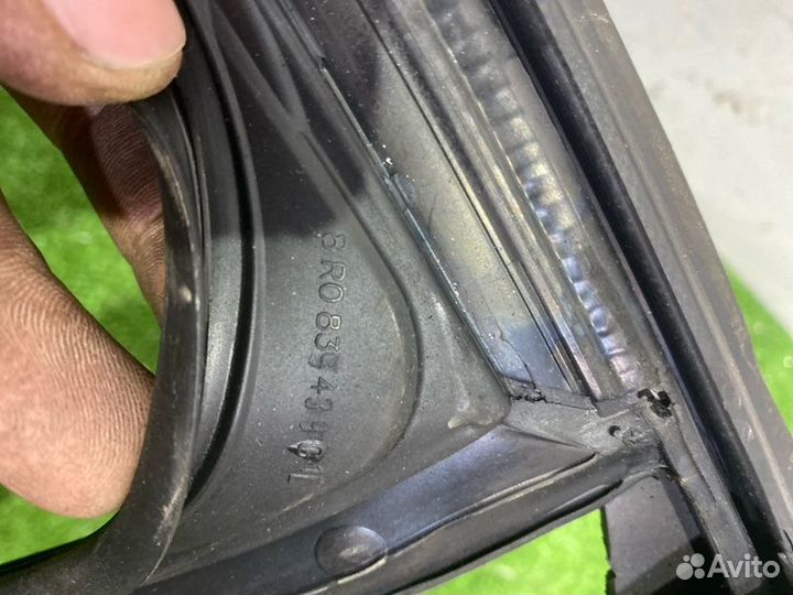 Уплотнитель стекла двери задний левый Audi S-Line