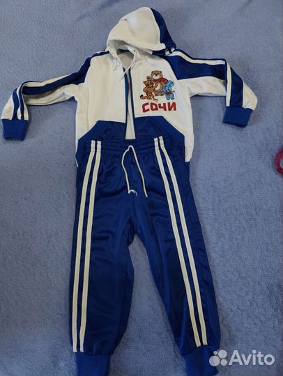 Новый спортивный костюм на мальчика