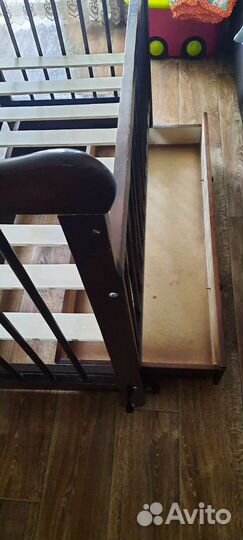 Детская кроватка с маятником и ящиком