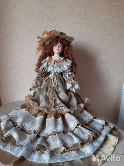 Кукла фарфоровая
