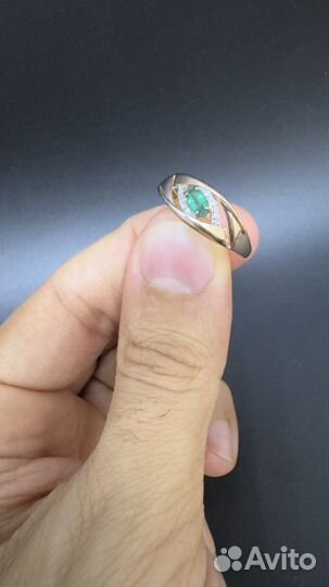 Золотое колечко с бриллиантами и изумрудом 585