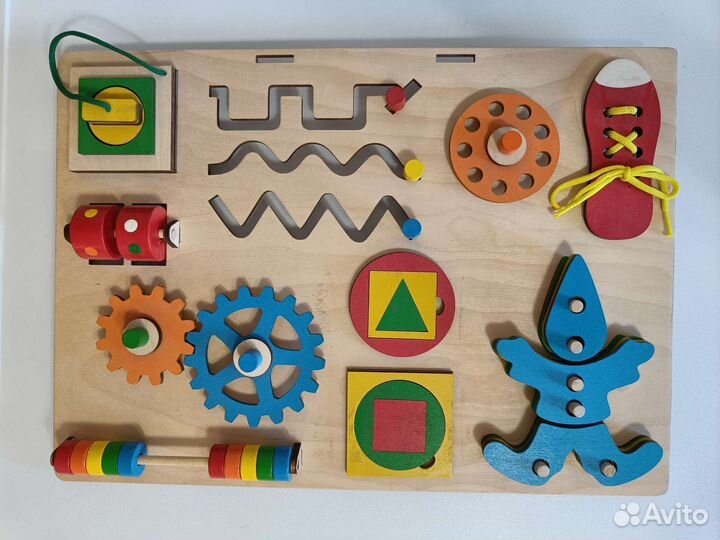 Детская развивающая доска (бизиборд)