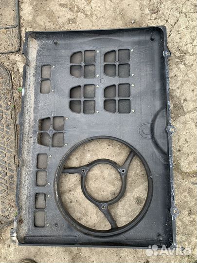 Диффузор вентилятора Ауди100/А6 С4