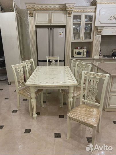 Большой обеденный стол