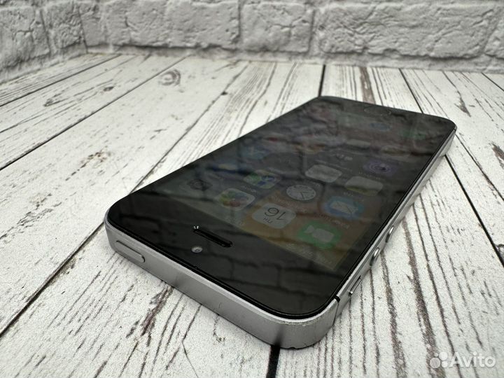 iPhone SE, 32 ГБ