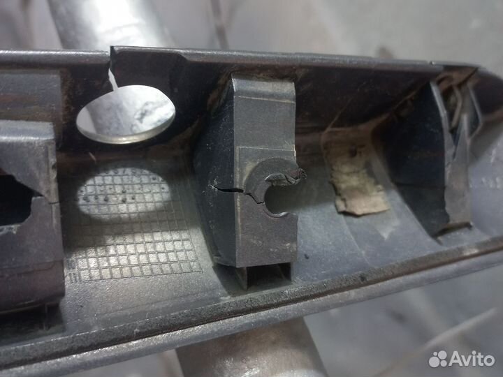 Молдинг багажника Toyota Avensis