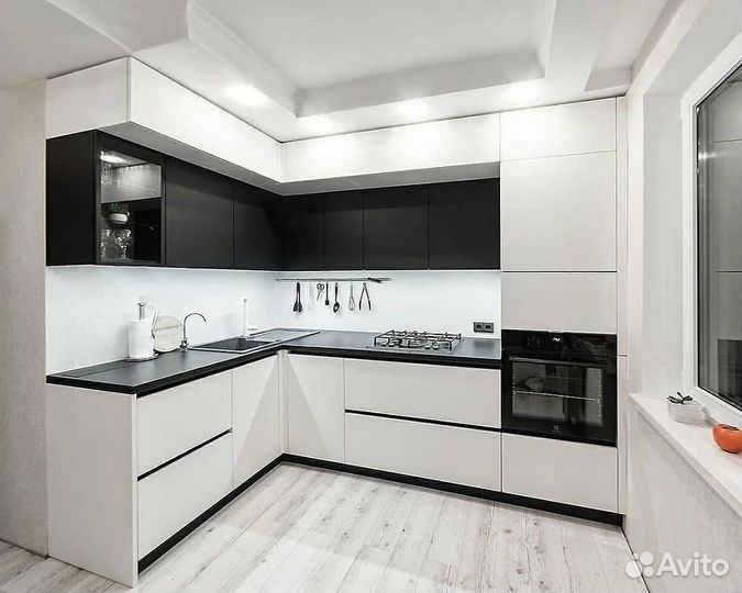 Кухонный гарнитур в потолок в 2 ряда