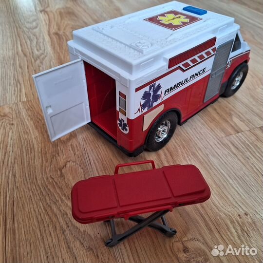 Машина скорой помощи со светом и звуком