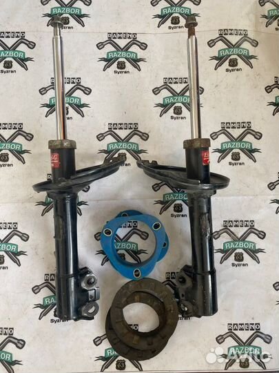 Амортизатор подвески Toyota Harrier ACU35 2007-12