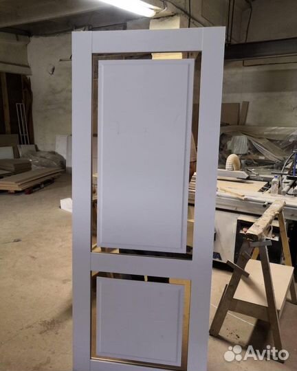 Дверь спарящей филенкой