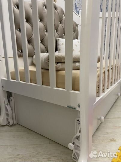 Детская кроватка с маятником и ящиком