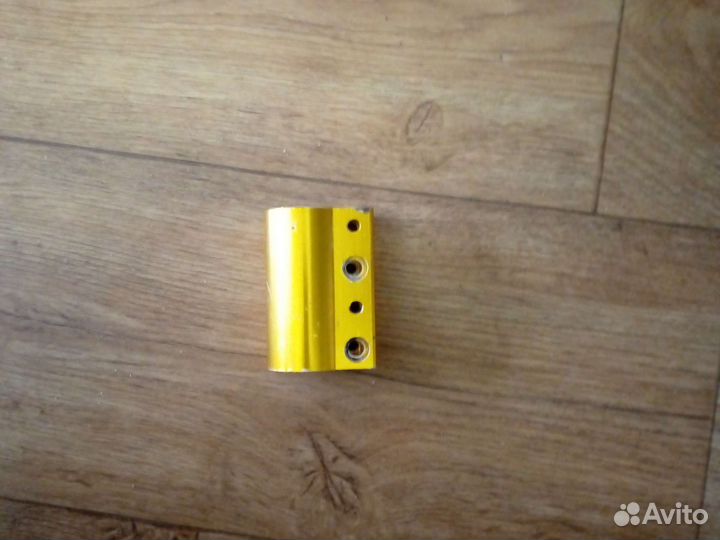 Зажим для трюкового самоката