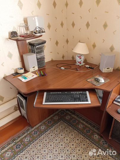 Угловой компьютерный стол