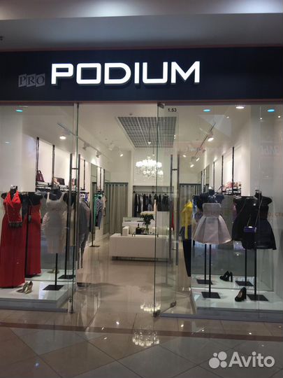 Магазин премиальной одежды в торговом центре