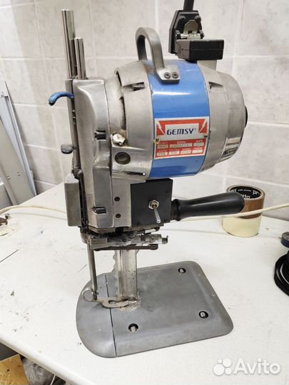 Раскройный нож вертикальный. Швейные машины