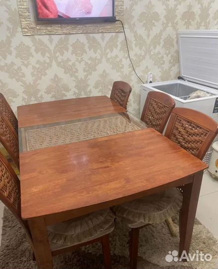 Стол и стулья