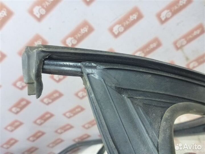 Уплотнительная резинка стекла передняя левая