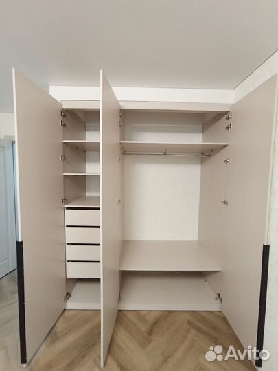 Распашной шкаф встроенный