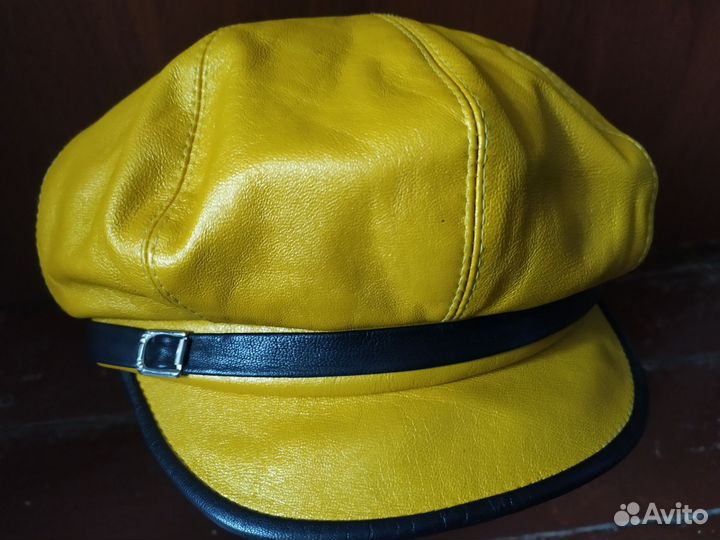 Кожаная женская кепка