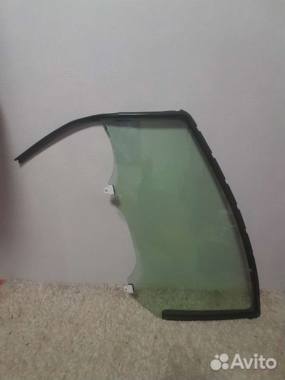 Боковое стекло