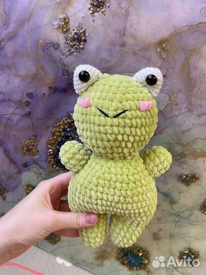 Фигуристая вязаная плюшевая лягушка