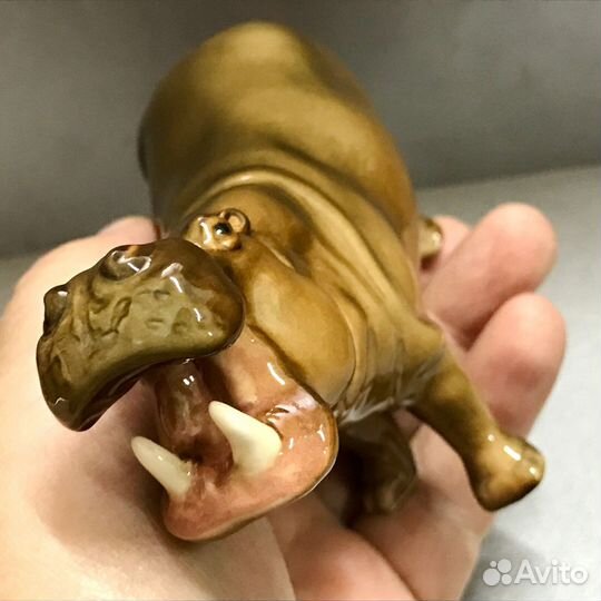 Бегемот фарфоровая статуэтка