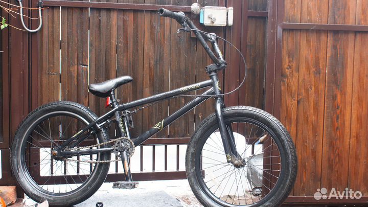 Трюковой велосипед bmx Revolt