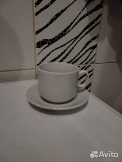 Бокалы, чашки, ведро для шампанского