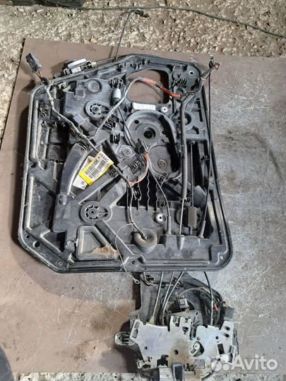 Замок двери задний правый Dodge Caravan