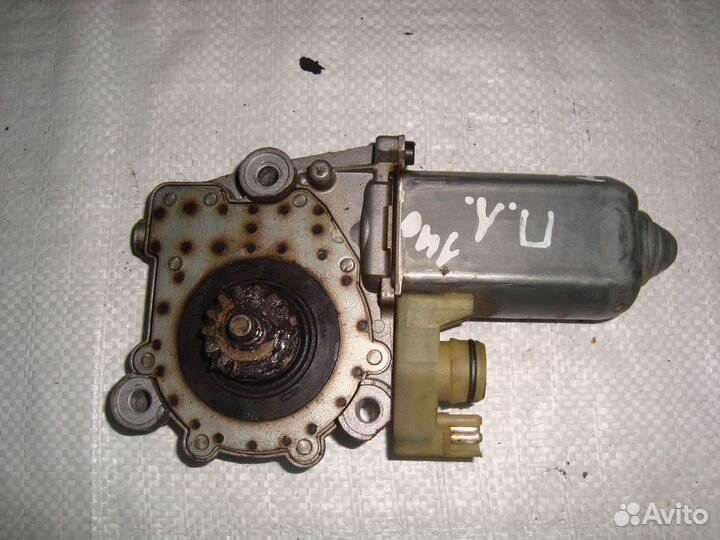 Моторчик переднего левого стеклоподъемника W140 M1