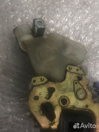 Замок двери задний правый Nissan Primera TP12