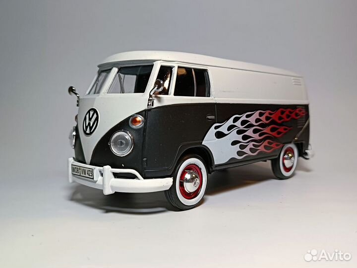 Модель Volkswagen Bus With Flame 1:24 Motormax