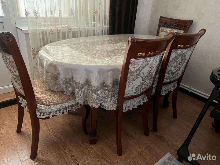 Стол и стулья