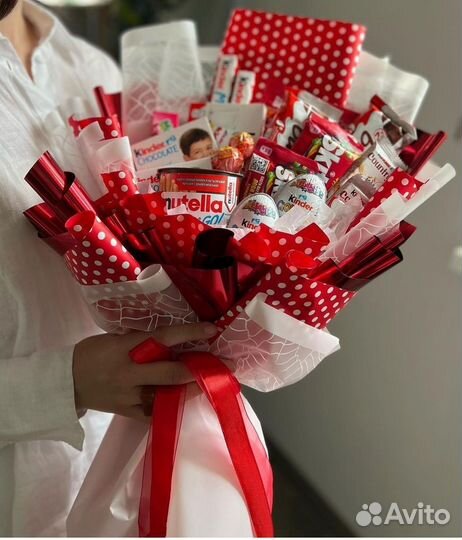 Сладкий букет из киндеров девушке