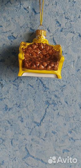 Фарфоровая игрушка диван