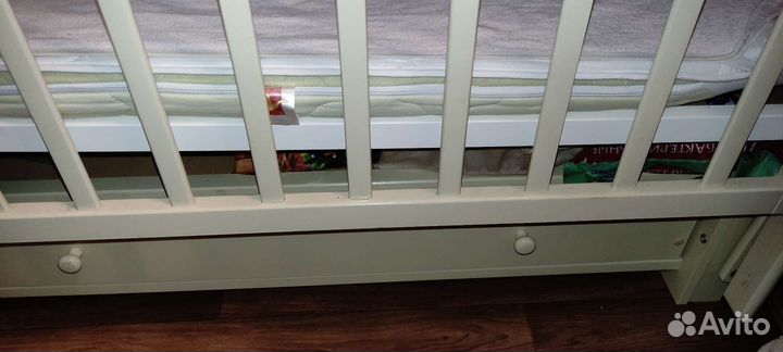 Детская кроватка с продольным маятником