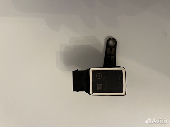 Датчик положения кузова mercedes A0105427717