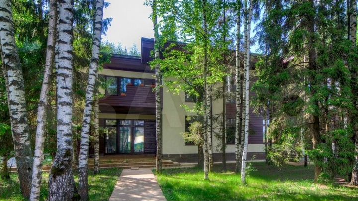 Дом 700 м² на участке 70 сот.