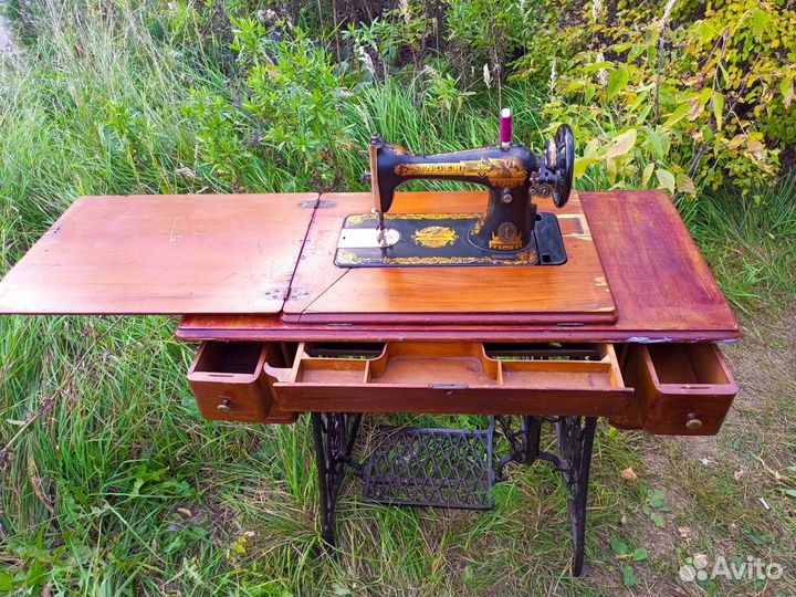 Антикварная швейная машинка Зингер