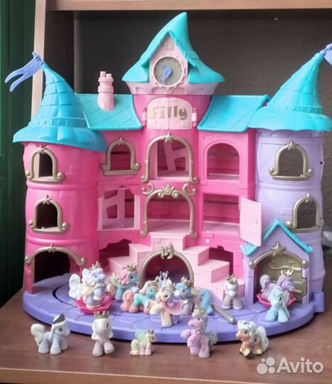 Замок Филли с лошадками