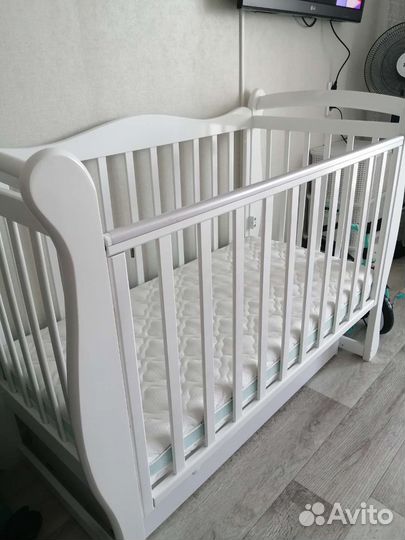 Детская кроватка с маятником и ящиком