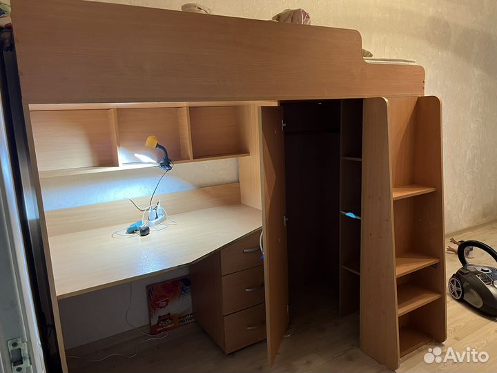 Детская кровать чердак со столом и шкафом бу