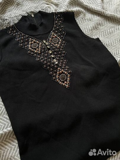 Кофта без рукавов с ручной вышивкой