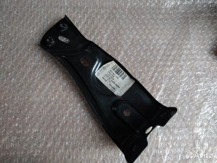 Кронштейн крыла передний правый Volkswagen Passat