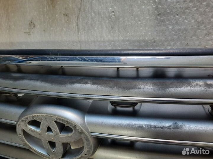 Решетка радиатора передняя Тoyota Land Cruiser 200